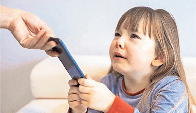 "restringir uso celular aplicaciones niños"